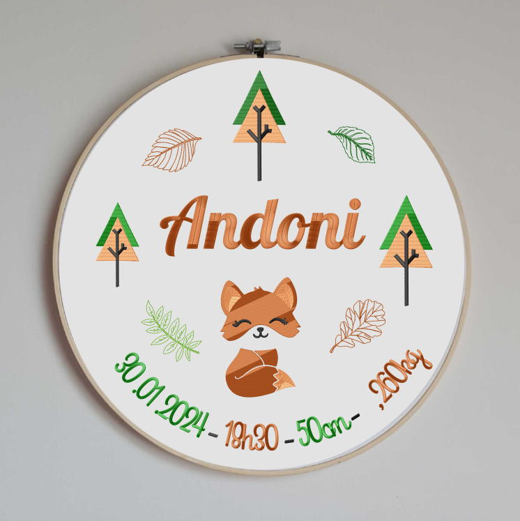 cercle en bois avec un tissu en coton blanc brodé avec les informations de naissance de bébé (prénom, taille, poids, date et heure de naissance) et des motifs sur le thème de la forêt avec un renard