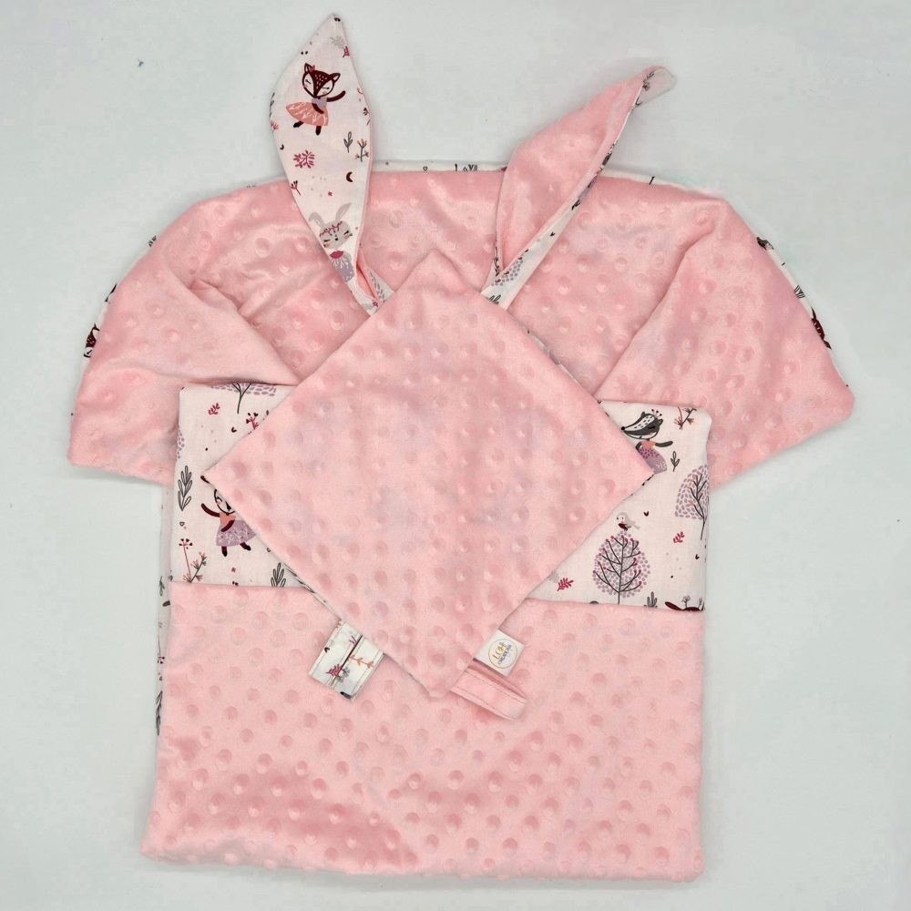 Ensemble doudou plat et couverture pour bébé à personnaliser. Ils sont réalisés en coton à motifs de petits animaux de la forêt ballerines et un tissu minky rose