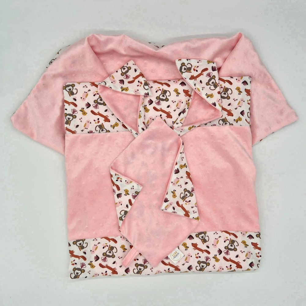 Ensemble doudou plat et couverture pour bébé à personnaliser. Ils sont réalisés en coton à motifs de petits animaux et un tissu minky rose