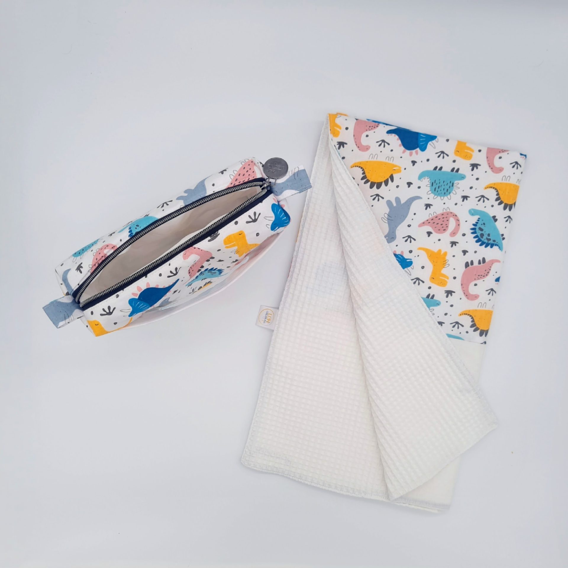 Pochette et tapis à langer très pratique avec une poche munie d'une fenêtre pour faciliter l'utilisation des lingettes vue du dessus