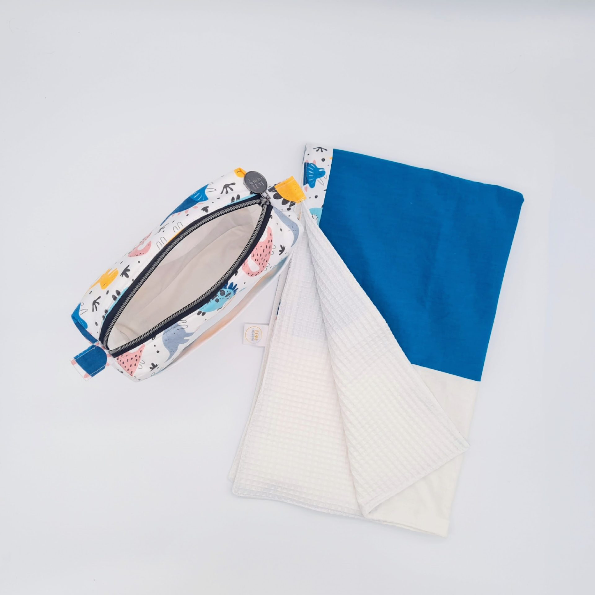 Pochette et tapis à langer très pratique avec une poche munie d'une fenêtre pour faciliter l'utilisation des lingettes vue du dessus