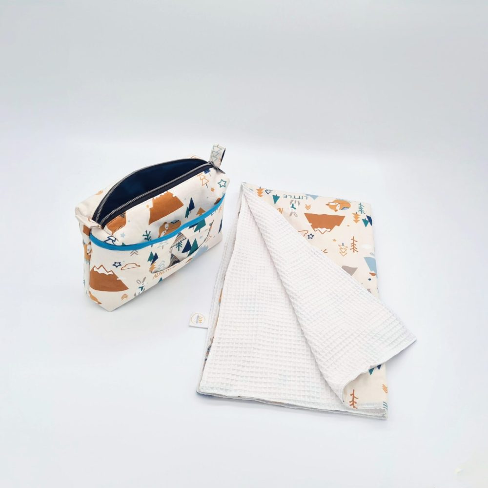 Pochette et tapis à langer très pratique avec une poche munie d'une fenêtre pour faciliter l'utilisation des lingettes