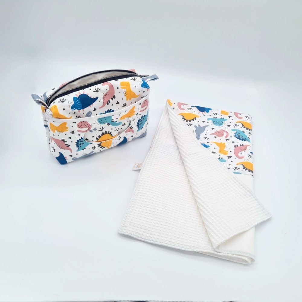 Pochette et tapis à langer très pratique avec une poche munie d'une fenêtre pour faciliter l'utilisation des lingettes