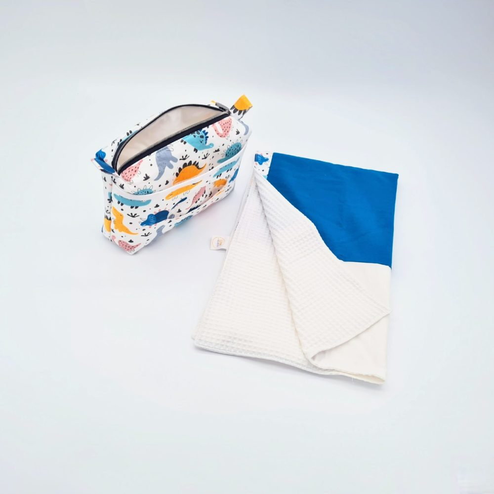 Pochette et tapis à langer très pratique avec une poche munie d'une fenêtre pour faciliter l'utilisation des lingettes