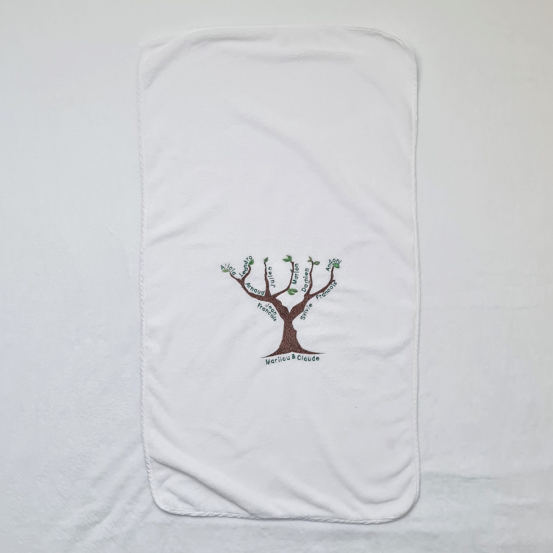 Serviette de toilette en éponge bambou ultra douce brodée avec arbre généalogique personnalisable - vue dépliée