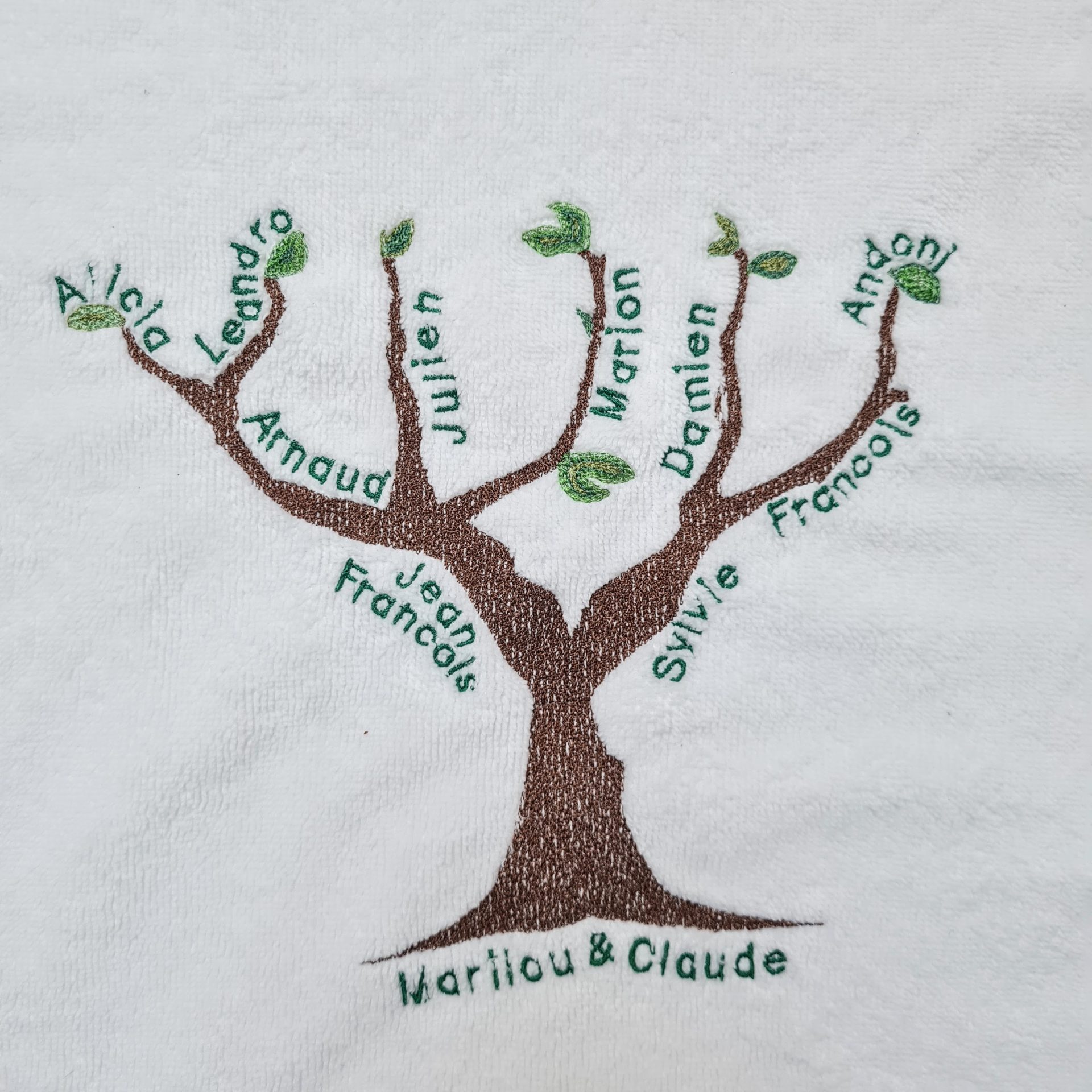Zoom sur le motif brodé arbre généalogique personnalisable