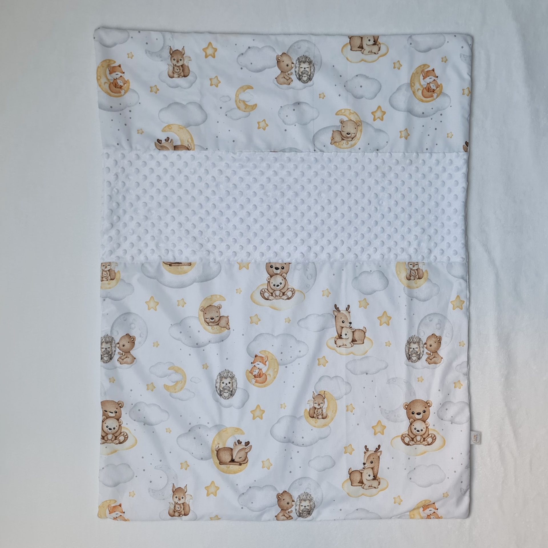 couverture à personnaliser avec motifs d'animaux mignons au milieu des nuages et des étoiles