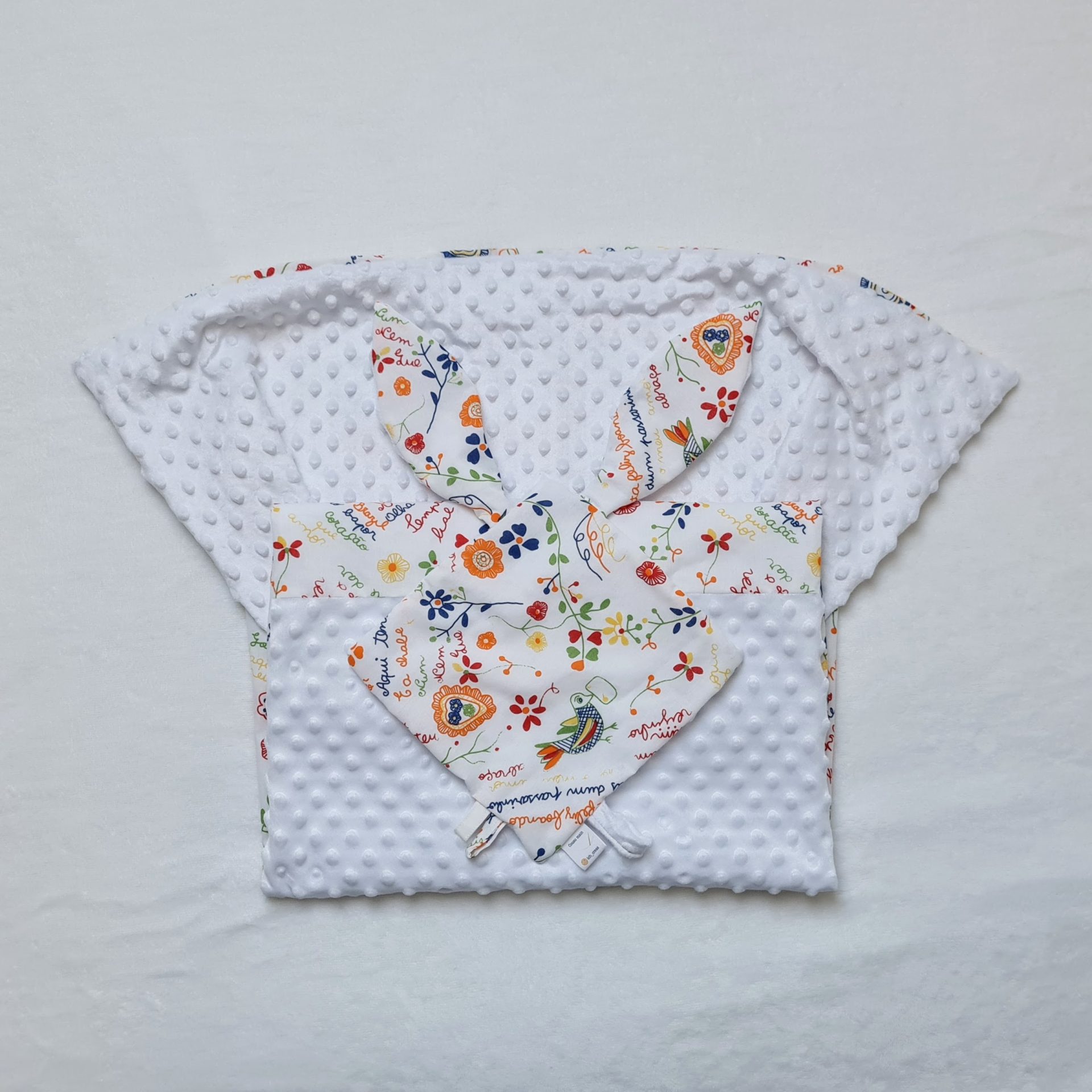 Ensemble couverture et doudou à personnaliser avec motifs lenços dos namorados.