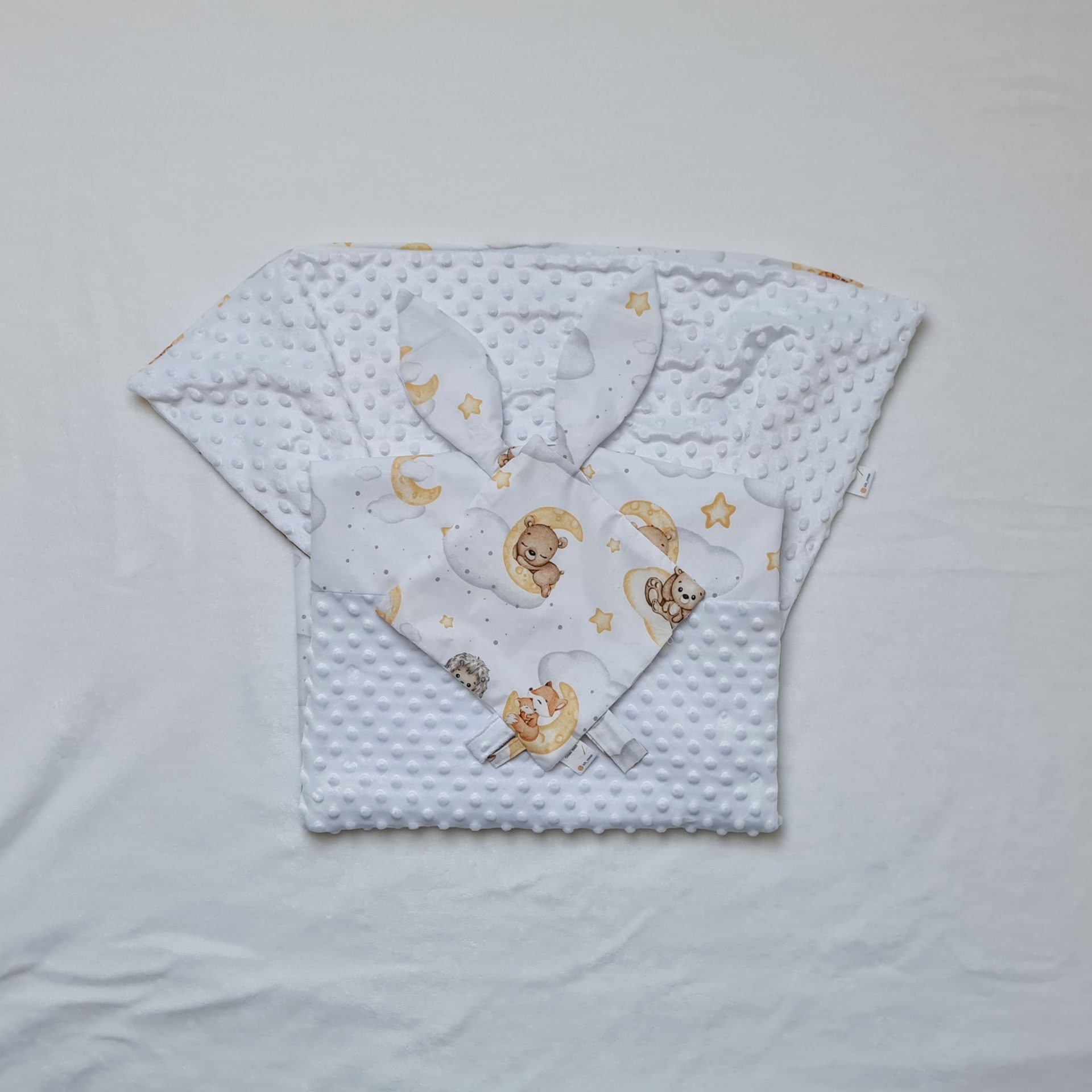 Ensemble couverture et doudou à personnaliser avec motifs animaux dormeurs dans les nuages sur la lune.