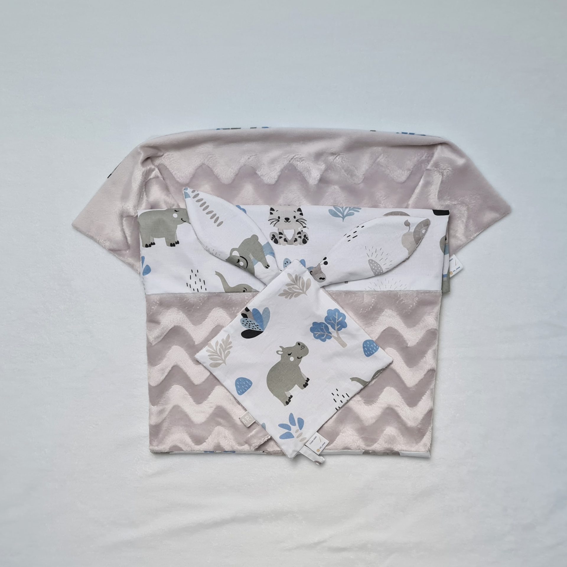 Ensemble couverture et doudou à personnaliser avec motifs animaux en safari.