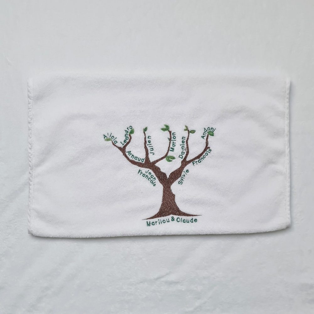 Serviette de toilette en éponge bambou ultra douce brodée avec arbre généalogique personnalisable - vue pliée