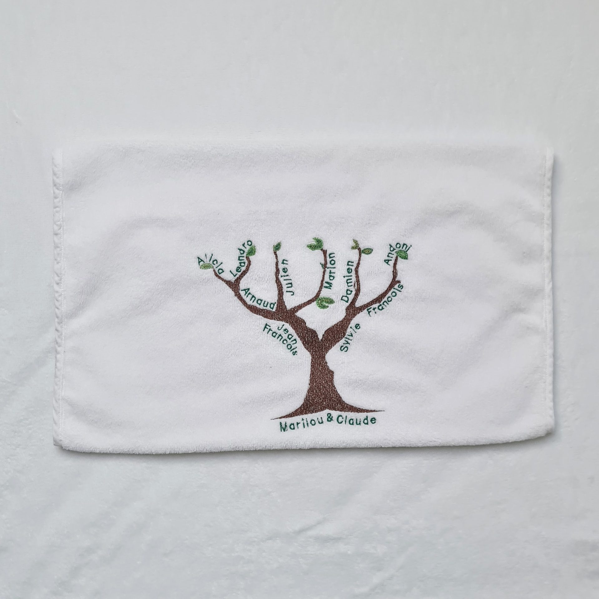 Serviette de toilette en éponge bambou ultra douce brodée avec arbre généalogique personnalisable - vue pliée